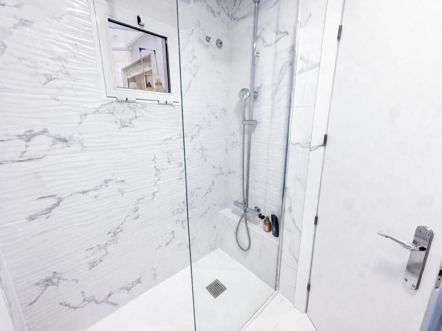 Španělsko Opportunity to buy a renovated 2-bedroom apartment with a swimming pool