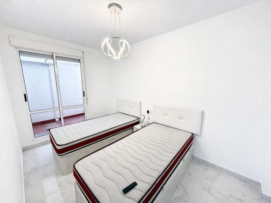 Španělsko Opportunity to buy a renovated 2-bedroom apartment with a swimming pool