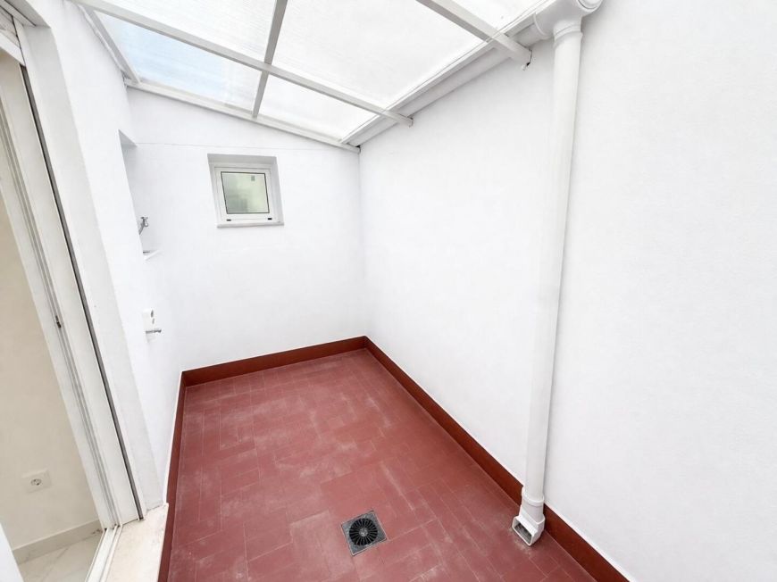 Španělsko Opportunity to buy a renovated 2-bedroom apartment with a swimming pool