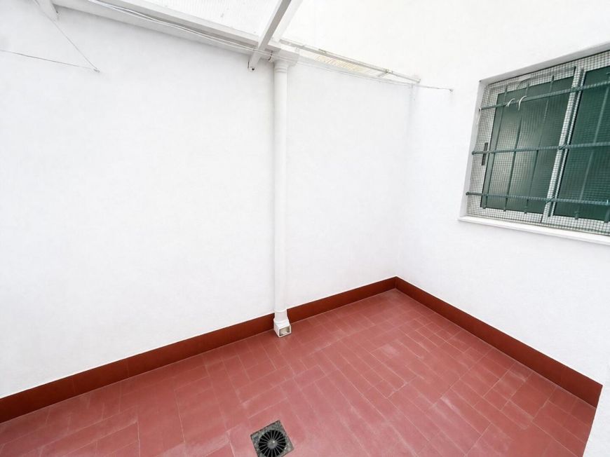 Španělsko Opportunity to buy a renovated 2-bedroom apartment with a swimming pool