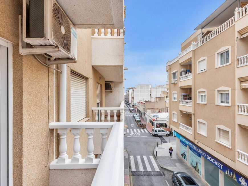 Španělsko Great opportunity in the center of Torrevieja – 2 bedrooms, furnished, near the port