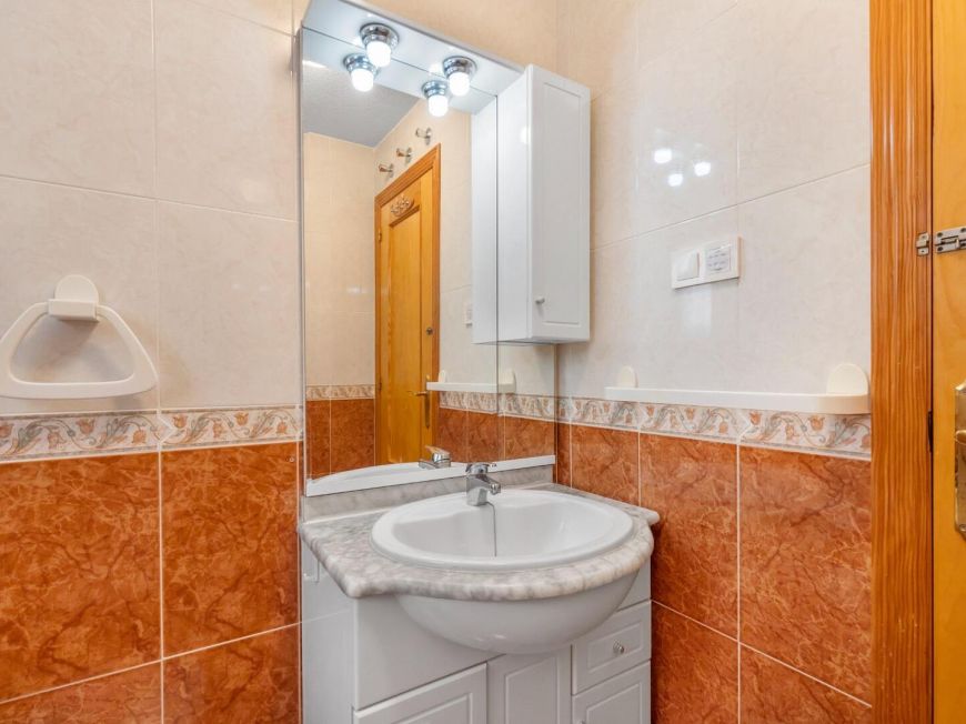 Španělsko Great opportunity in the center of Torrevieja – 2 bedrooms, furnished, near the port