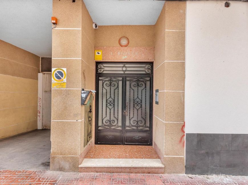 Španělsko Great opportunity in the center of Torrevieja – 2 bedrooms, furnished, near the port