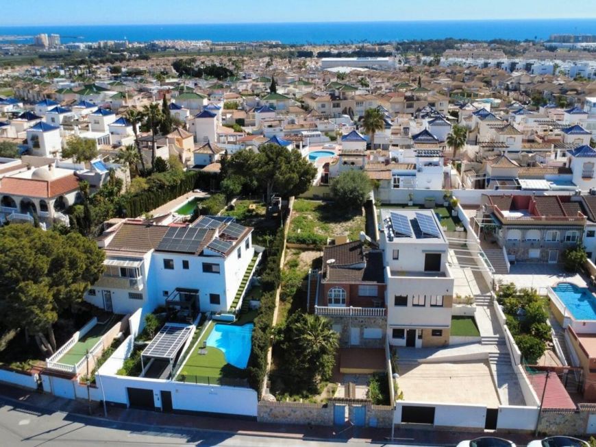 Španělsko Semi-detached house with large plot and beautiful views in Torrevieja – Los Balcones area