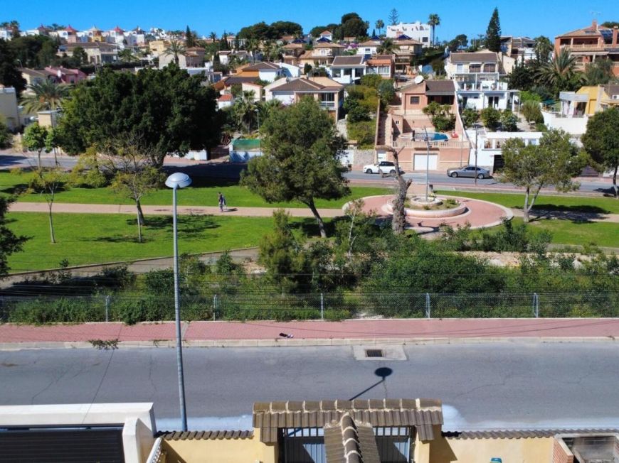 Španělsko Semi-detached house with large plot and beautiful views in Torrevieja – Los Balcones area