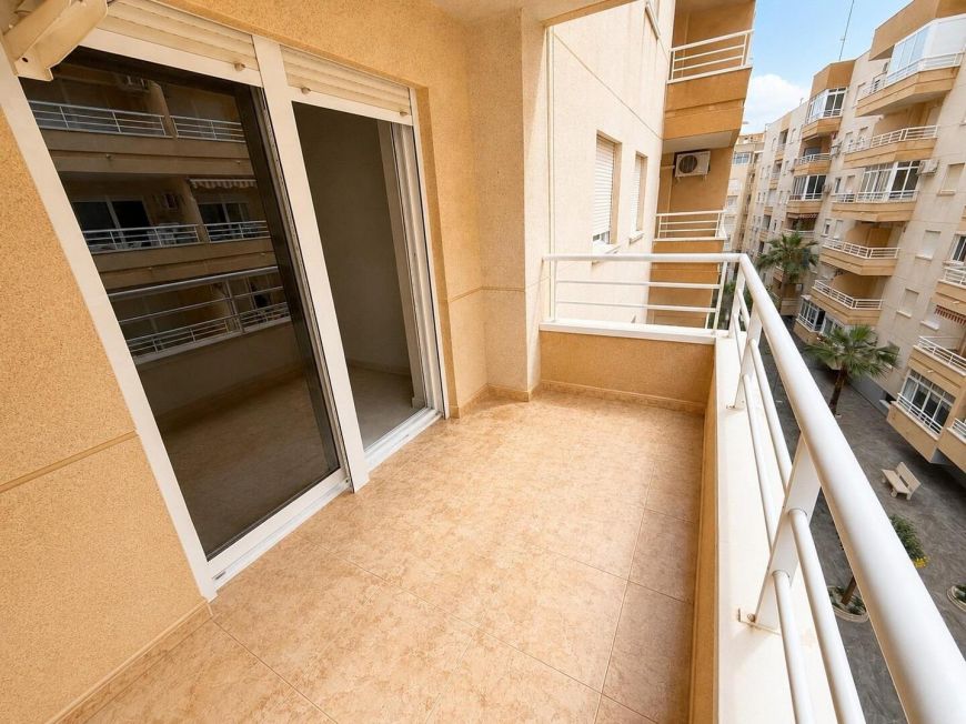 Španělsko Opportunity to own a 2-bedroom apartment with a pool and garage