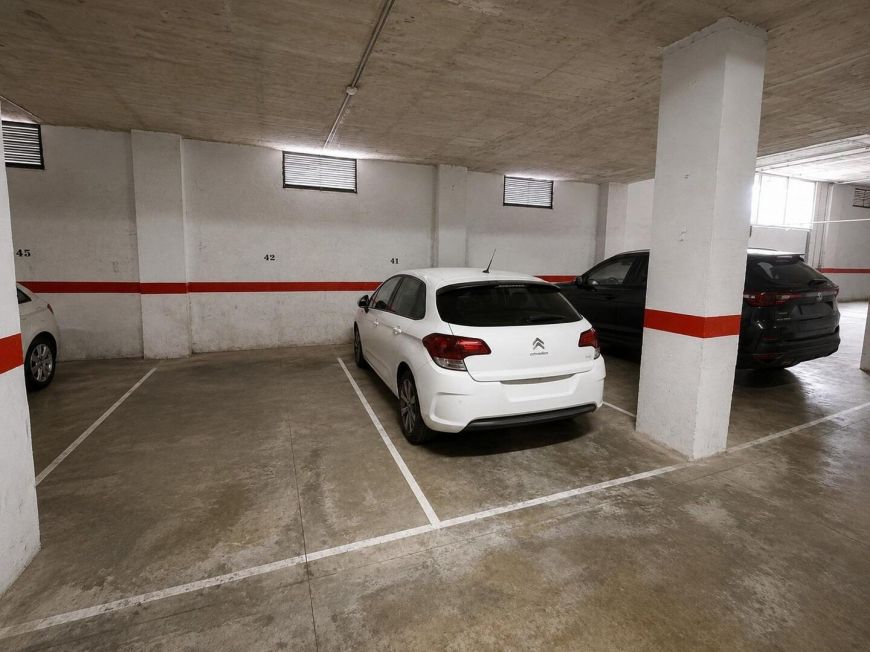 Španělsko Opportunity to own a 2-bedroom apartment with a pool and garage