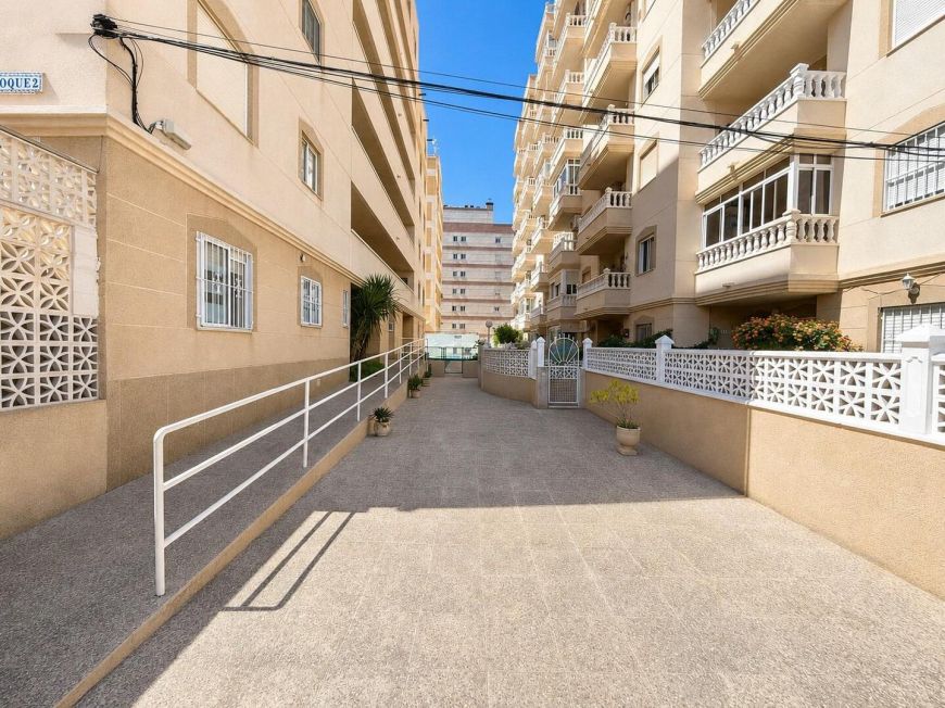 Španělsko Opportunity for a 2-bedroom apartment with a pool