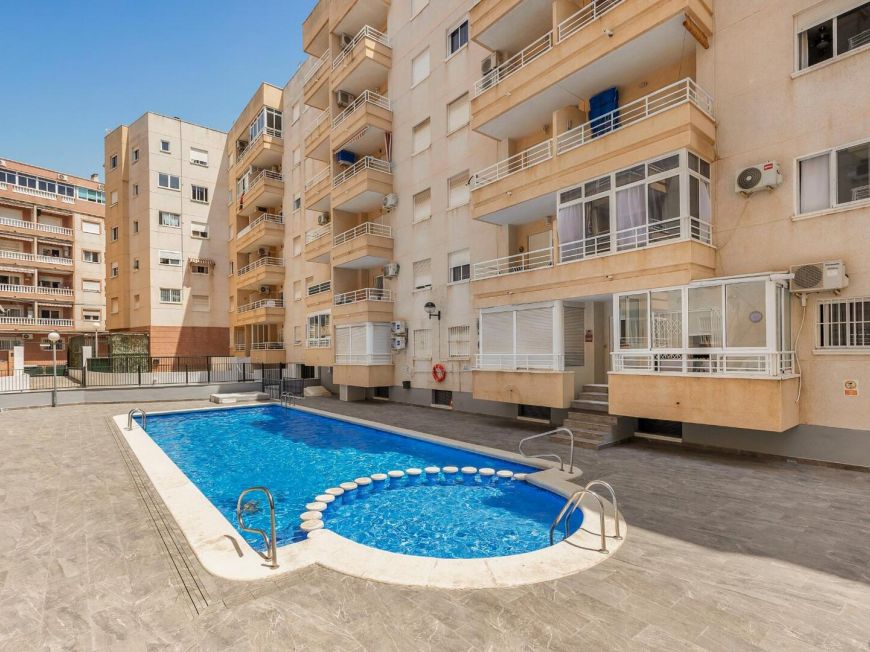 Španělsko Live just steps from the sea with a pool, garage and an unbeatable location