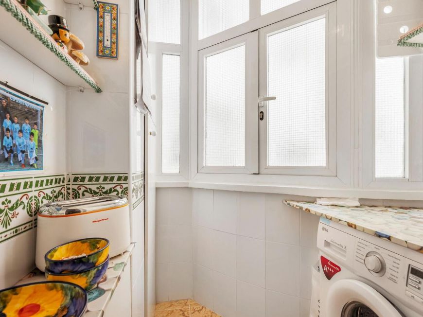 Španělsko Live just steps from the sea with a pool, garage and an unbeatable location