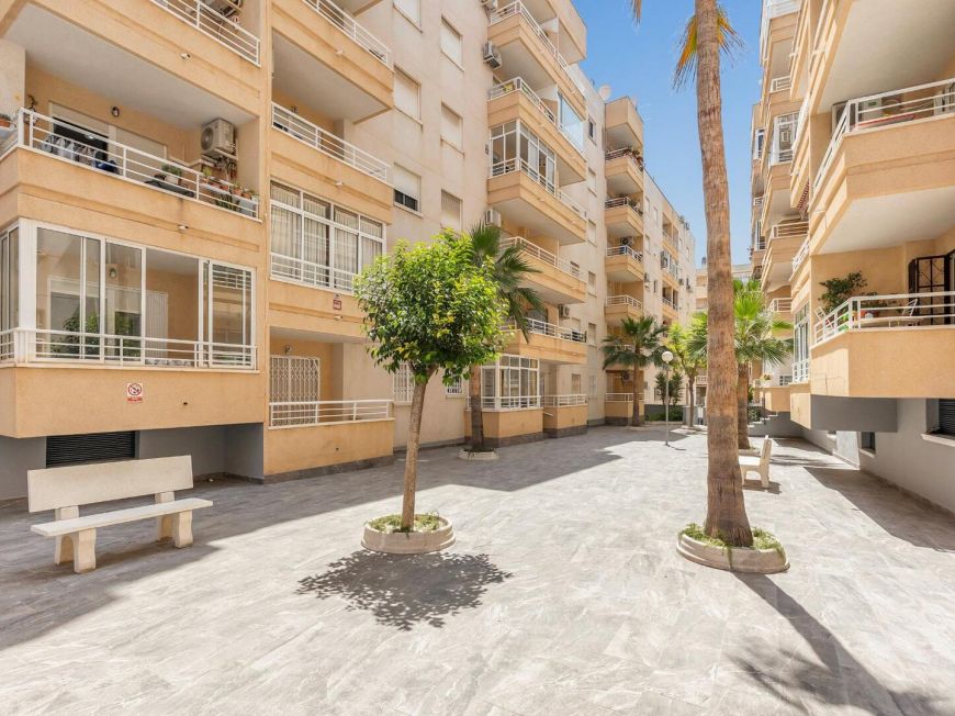 Španělsko Live just steps from the sea with a pool, garage and an unbeatable location