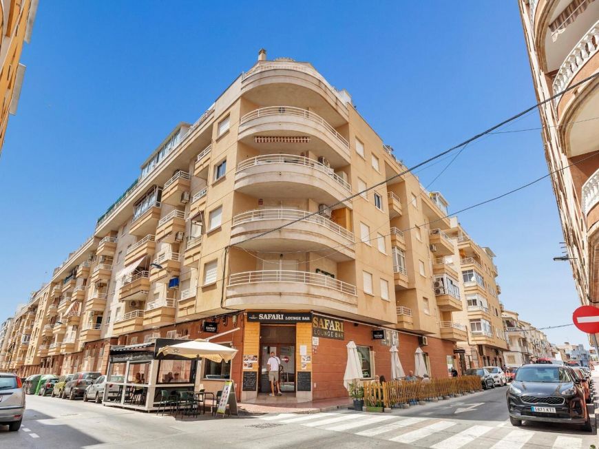 Španělsko Live just steps from the sea with a pool, garage and an unbeatable location