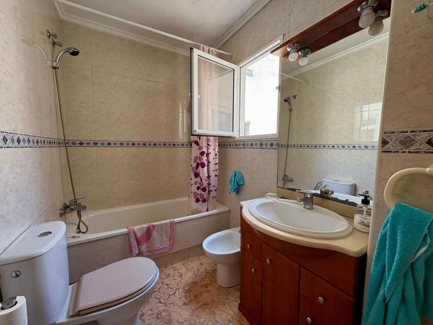 Španělsko **3-Bedroom Penthouse • South Facing • Pool View • Garage**