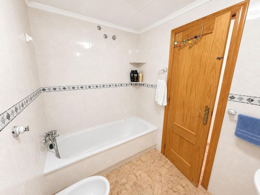 Spanien Penthouse-Gelegenheit mit 3 Schlafzimmern, 2 Bädern und Pool