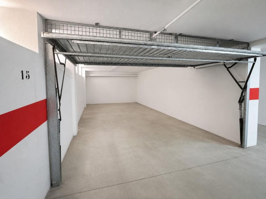 Španělsko Opportunity for 2 bedrooms with enclosed garage.