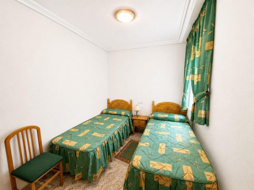 Španělsko Opportunity for 2 bedrooms with enclosed garage.