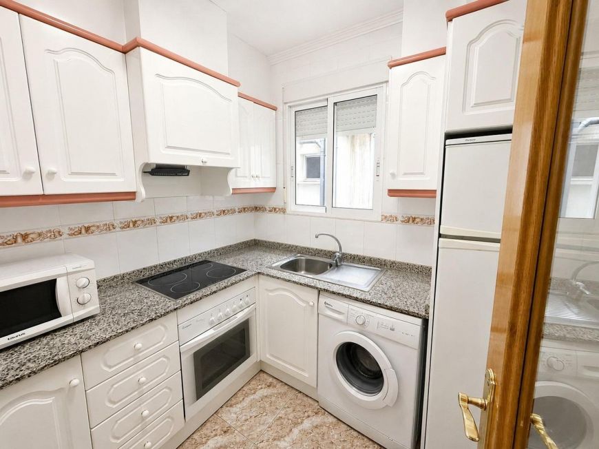 Španělsko Opportunity for 2 bedrooms with enclosed garage.