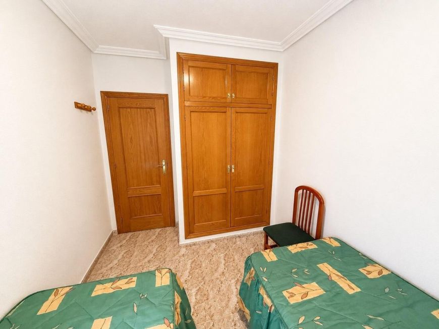 Španělsko Opportunity for 2 bedrooms with enclosed garage.
