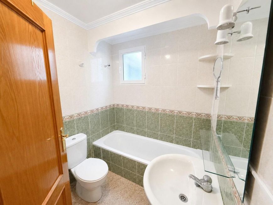 Španělsko Opportunity for 2 bedrooms with enclosed garage.