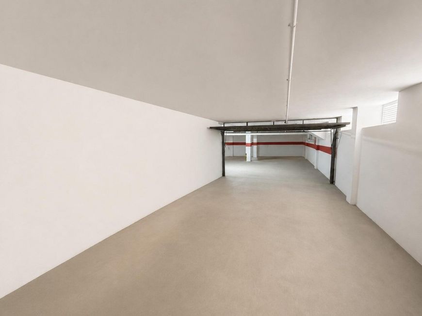 Španělsko Opportunity for 2 bedrooms with enclosed garage.