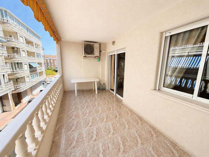 Španělsko Opportunity for 2 bedrooms with enclosed garage.