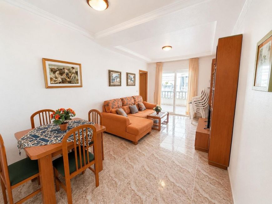 Španělsko Opportunity for 2 bedrooms with enclosed garage.