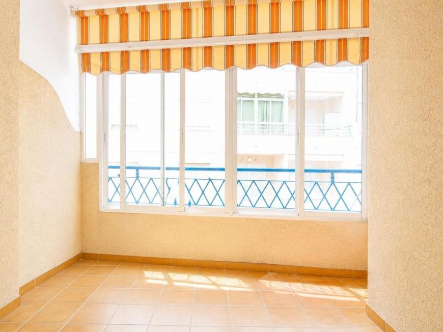 Španělsko Bargain 3-bedroom apartment with terrace