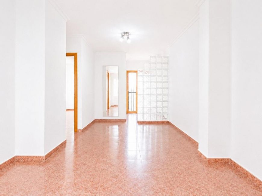 Španělsko Bargain 3-bedroom apartment with terrace