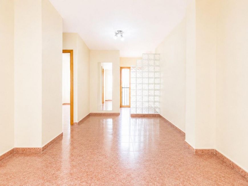 Španělsko Bargain 3-bedroom apartment with terrace