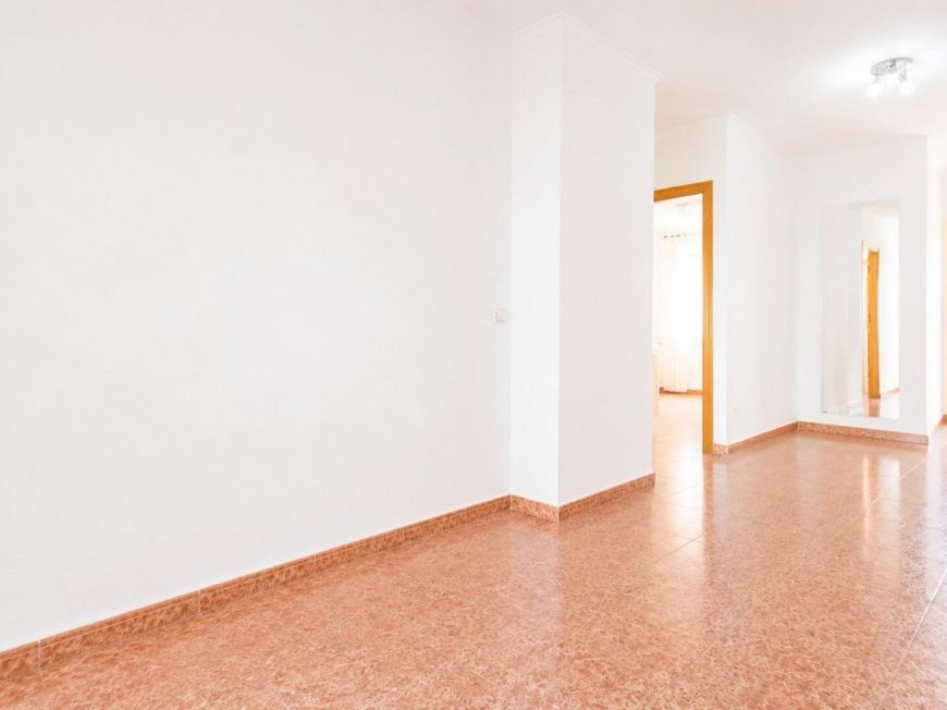 Španělsko Bargain 3-bedroom apartment with terrace
