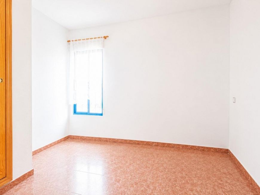 Španělsko Bargain 3-bedroom apartment with terrace