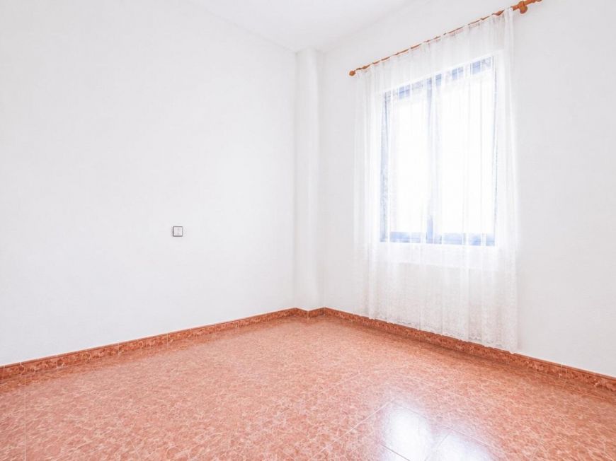 Španělsko Bargain 3-bedroom apartment with terrace