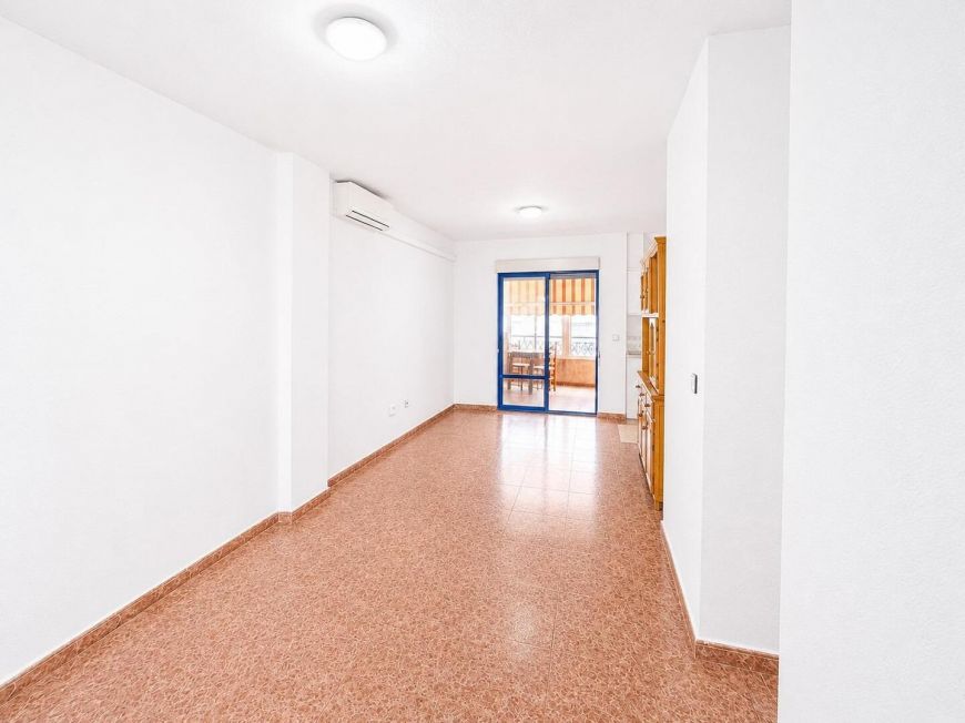 Španělsko Bargain 3-bedroom apartment with terrace