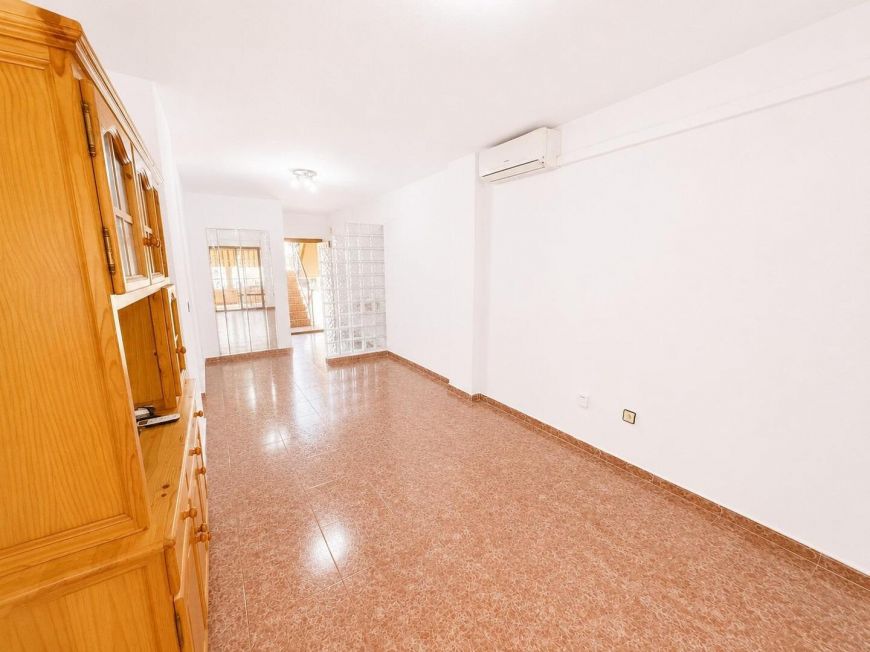 Španělsko Bargain 3-bedroom apartment with terrace