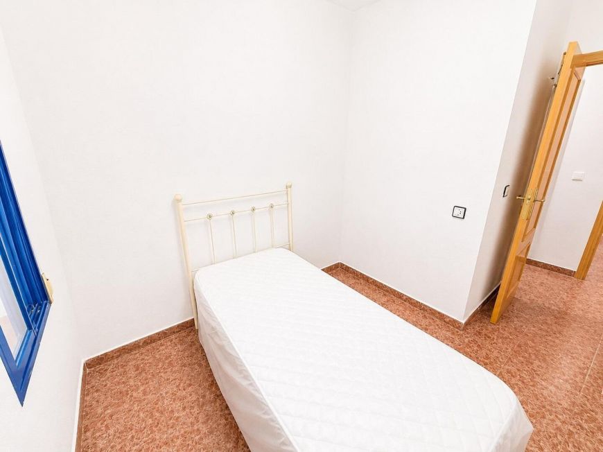 Španělsko Bargain 3-bedroom apartment with terrace