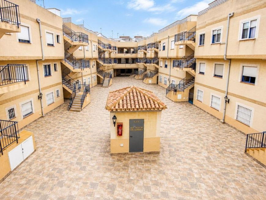 Španělsko Bargain 3-bedroom apartment with terrace