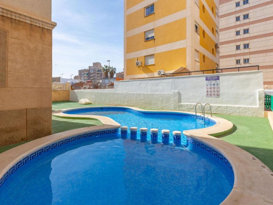 Španělsko Sunrise views and Mediterranean breezes in Nueva Torrevieja! 2 bedrooms + communal pool
