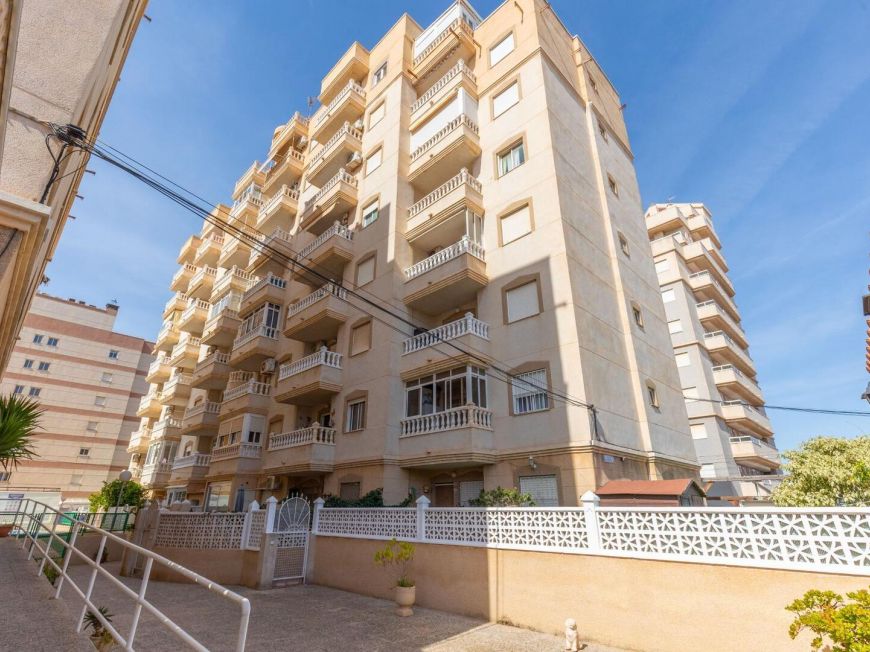 Španělsko Sunrise views and Mediterranean breezes in Nueva Torrevieja! 2 bedrooms + communal pool