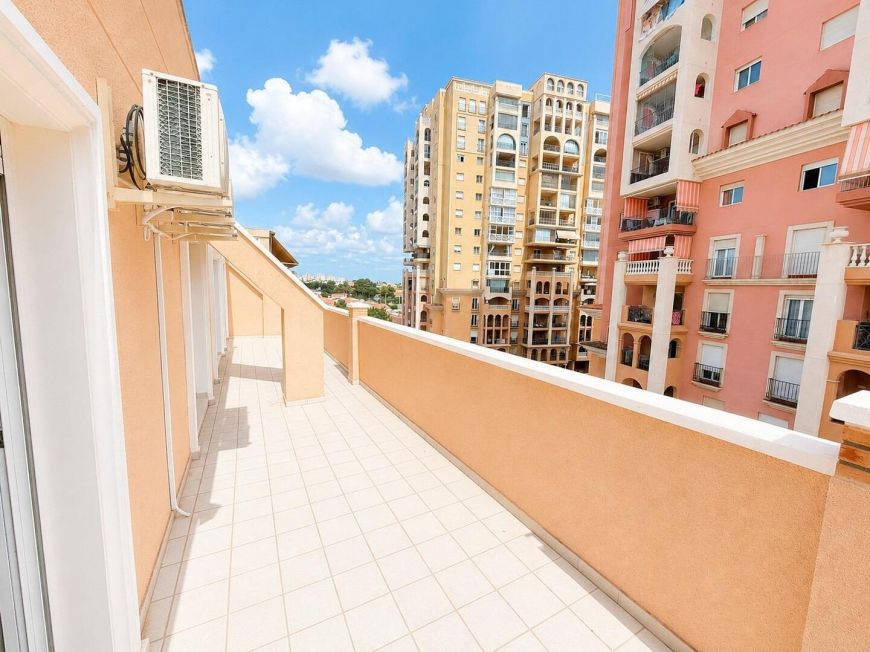 Španělsko Two-bedroom penthouse with garage and sea views
