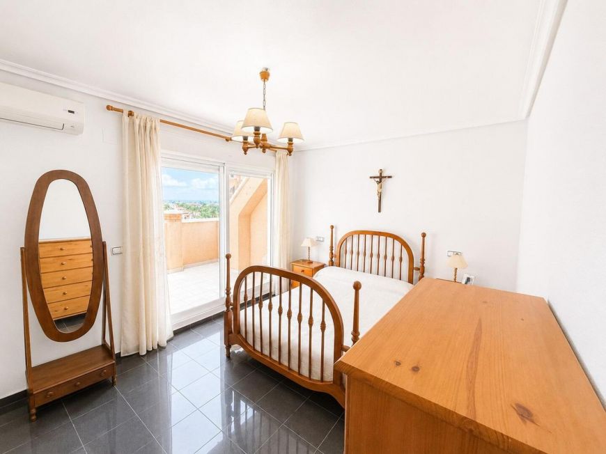 Španělsko Two-bedroom penthouse with garage and sea views