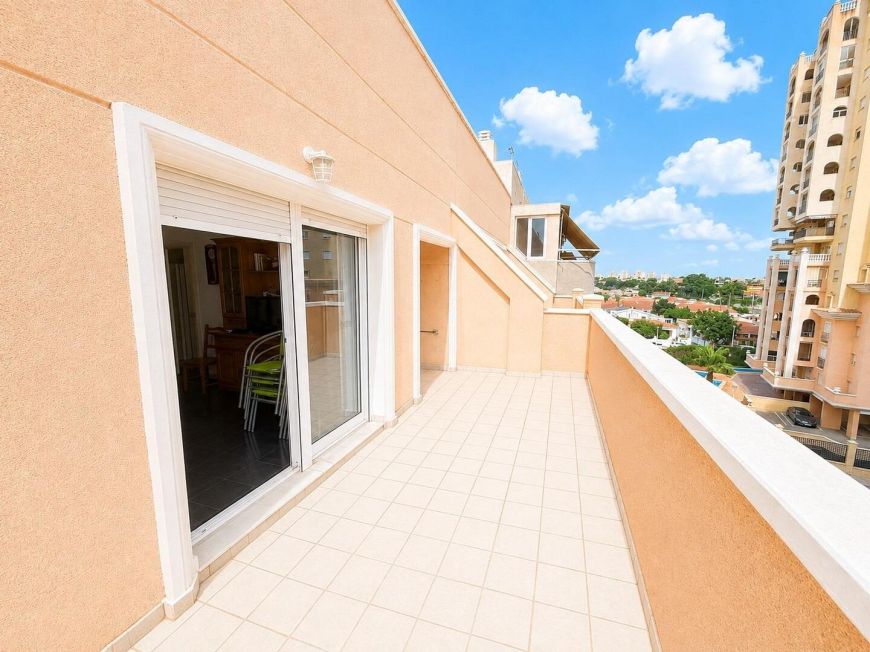Španělsko Two-bedroom penthouse with garage and sea views