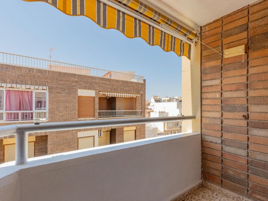 Španělsko Stunning 103m2 apartment just 250m from Playa del Cura. South facing with enclosed garage included.