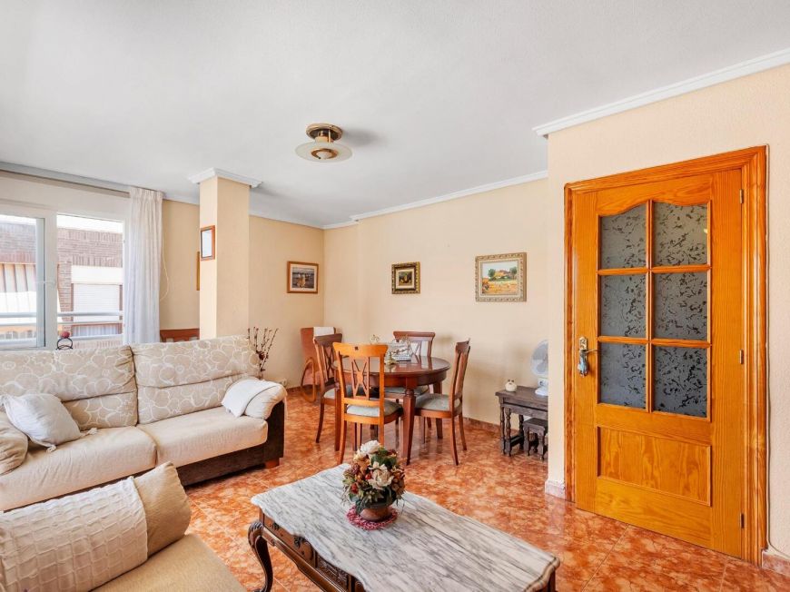 Španělsko Stunning 103m2 apartment just 250m from Playa del Cura. South facing with enclosed garage included.