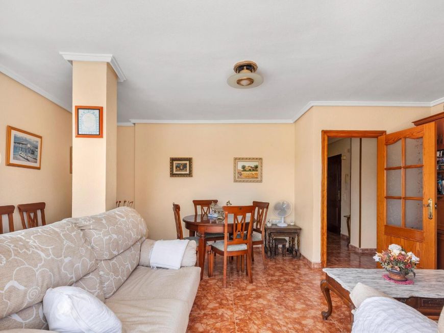Španělsko Stunning 103m2 apartment just 250m from Playa del Cura. South facing with enclosed garage included.