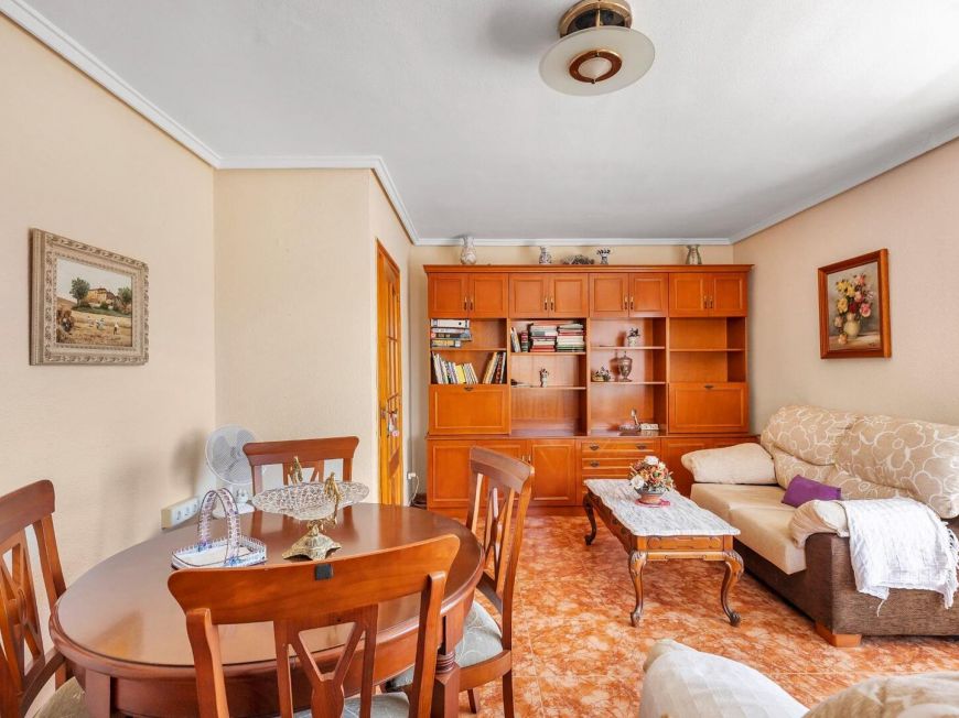 Španělsko Stunning 103m2 apartment just 250m from Playa del Cura. South facing with enclosed garage included.