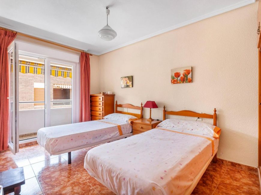 Španělsko Stunning 103m2 apartment just 250m from Playa del Cura. South facing with enclosed garage included.