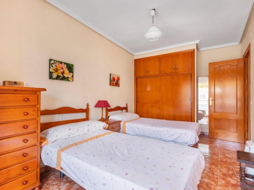 Španělsko Stunning 103m2 apartment just 250m from Playa del Cura. South facing with enclosed garage included.