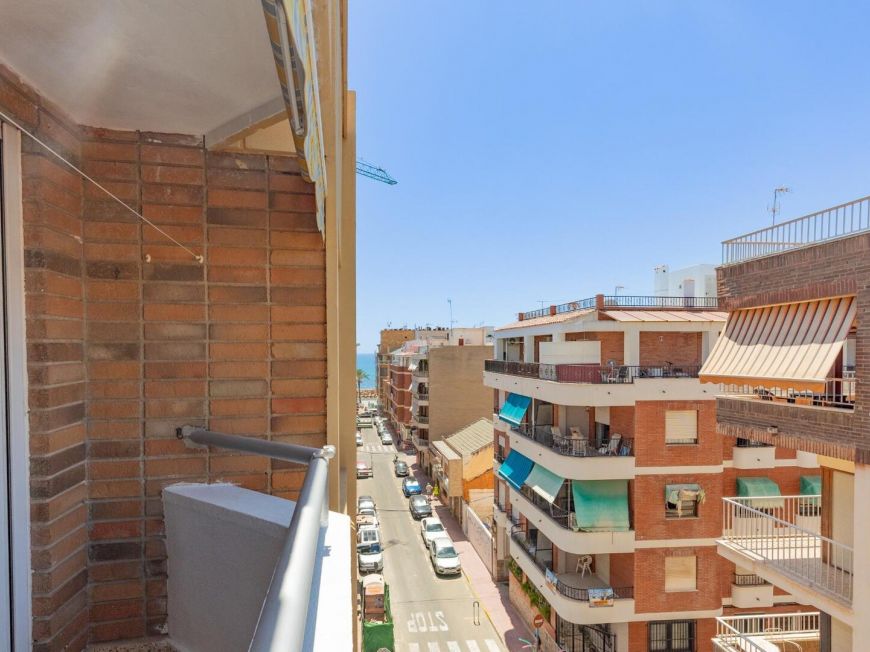 Španělsko Stunning 103m2 apartment just 250m from Playa del Cura. South facing with enclosed garage included.