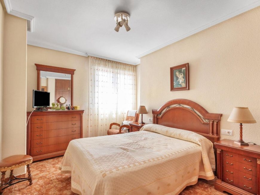 Španělsko Stunning 103m2 apartment just 250m from Playa del Cura. South facing with enclosed garage included.