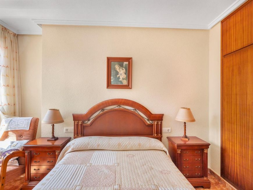 Španělsko Stunning 103m2 apartment just 250m from Playa del Cura. South facing with enclosed garage included.